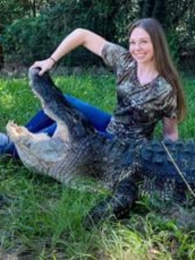 Alabama Woman Kills 12.5ft, 500lb Alligator and Plans to Keep Head in Bedroom.